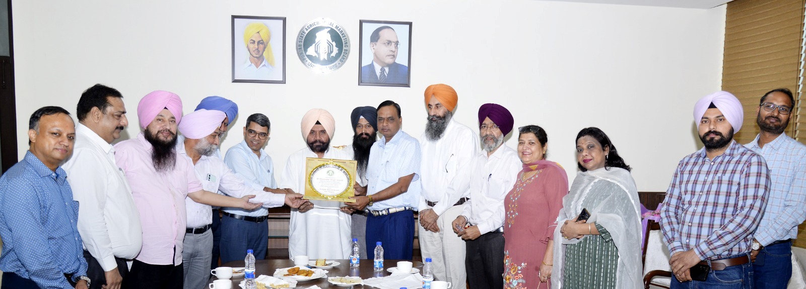 ਪੰਜਾਬ ਮੰਡੀ ਬੋਰਡ ਦੇ ਮੁੱਖ ਦਫ਼ਤਰ ਵਿਖੇ ਡੀ.ਜੀ.ਐਮ. ਦਵਿੰਦਰ ਸਿੰਘ ਕੈਂਥ ਨੂੰ ਸੇਵਾ-ਮੁਕਤੀ ਮੌਕੇ ਦਿੱਤੀ ਵਿਦਾਇਗੀ ਪਾਰਟੀ